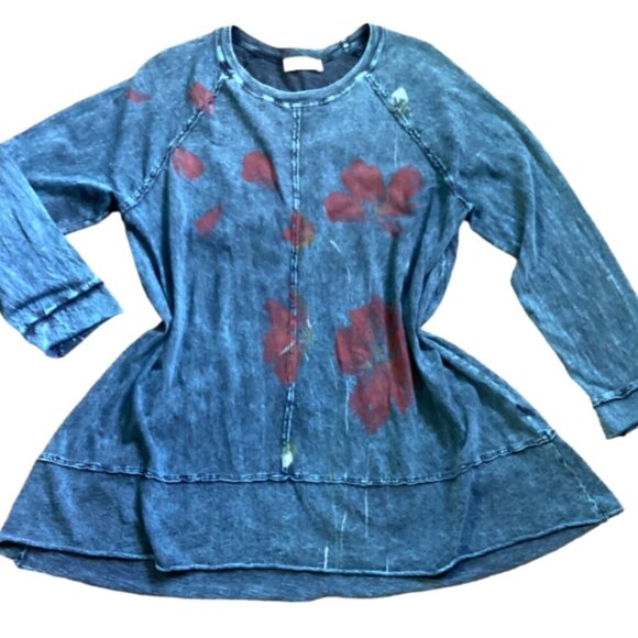 Jess & Jane Mineral Wash Blue with Red Flower Raw Hem Relaxed Tee Top Sz M 166D - Picture 5 of 8